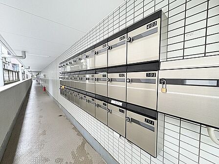 整然と配置された設備が日々の暮らしをスムーズに支える機能的な共用スペース