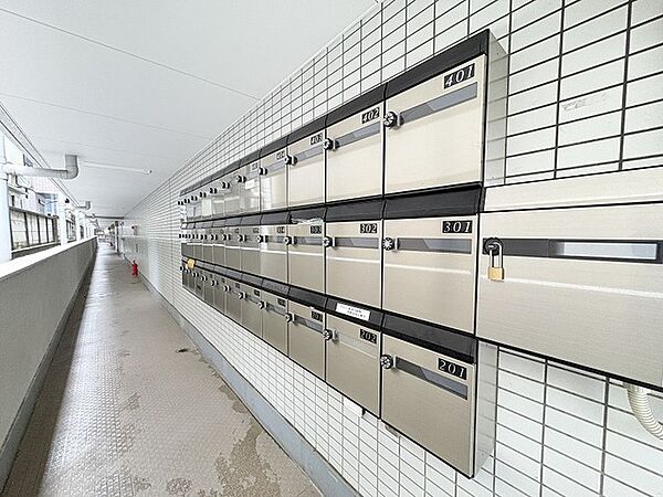 整然と配置された設備が日々の暮らしをスムーズに支える機能的な共用スペース