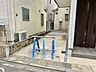 駐車場：落ち着いた住宅街に佇む、すっきりと整えられた空間が心地よい敷地スペースです。
