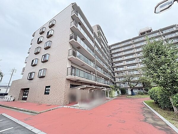 街並みに調和するタイル貼りの外観が、落ち着いた佇まいと洗練された印象をもたらします。
