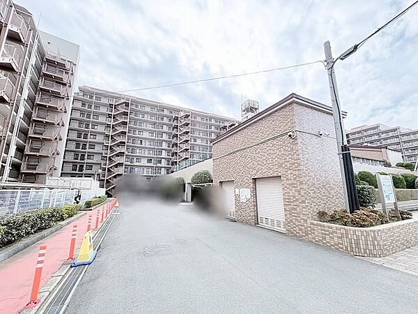 落ち着いた色合いのタイルが整然と並び、穏やかな時間が流れる敷地内風景です。