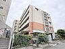 外観：街並みに調和する落ち着いた佇まいと、丁寧に手入れされた植栽が心地よい日常を演出します。