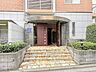 エントランス：重厚感のある構えと自然石のアプローチが訪れる人を穏やかに迎え入れる空間