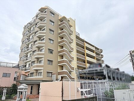 街並みに溶け込む穏やかな佇まいは住まう方の日常に心地よい平穏をもたらします