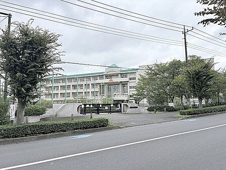 緑豊かな街並みに調和する落ち着いた周辺環境が日々の暮らしに安心感をもたらします