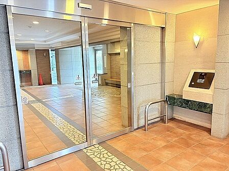 洗練されたタイル使いが印象的な、上品で落ち着きのある佇まいのエントランス。