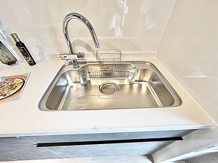 洗練されたデザインと機能性が調和する、日々の暮らしを心地よく整える空間。