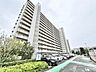 外観：青空の下に佇む整然としたファサードが、毎日の暮らしに心地よいゆとりと安心感を届けてくれます。