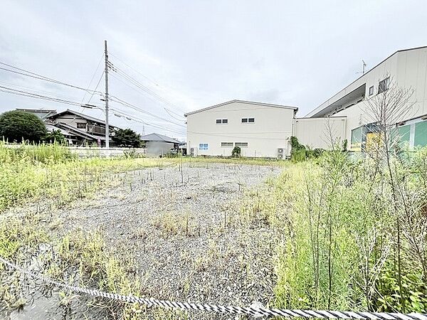 広々とした敷地に豊かな空が広がり、これからの新しい暮らしの構想が心地よく膨らむ空間です。