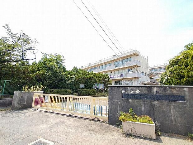 平方小学校 緑豊かな木々に囲まれ、穏やかで安心感に満ちた心地よい周辺環境が広がります。(518m)