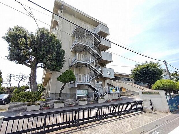 平方中学校 豊かな緑と開放的な空に囲まれた、穏やかで落ち着きのある佇まいが魅力の景色です。(814m)