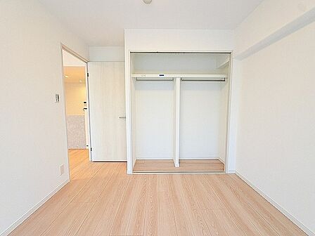 すっきりと整った白を基調とした内装が、心地よい清潔感と穏やかな時間を演出する空間です。