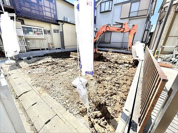 周辺環境と調和しながら新しい暮らしの基盤を築く、静かで落ち着きのある敷地です。