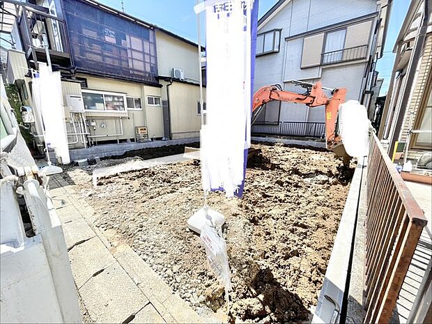 新しい暮らしの構想が広がる、すっきりと整えられた更地の風景です。