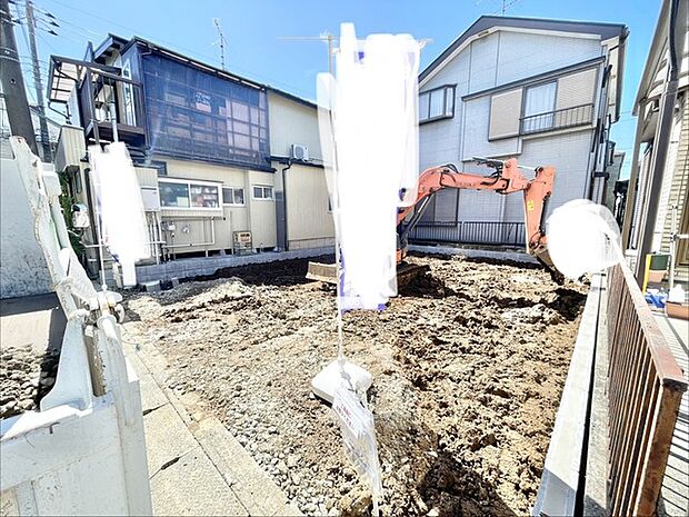 新たな暮らしの構想が広がる、すっきりと整えられた更地の風景です。