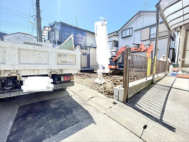 新しい物語が始まる予感を抱かせる、すっきりと整えられた開放的な敷地空間です。