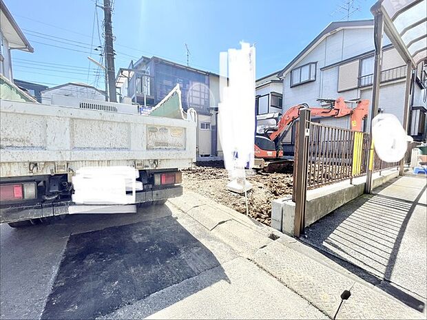 新しい暮らしの始まりへ向けて整えられていく、穏やかな時間の流れる敷地風景。