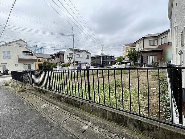 落ち着いた住宅街に溶け込み、これからの暮らしを自由に描けるゆとりある空間が広がります。