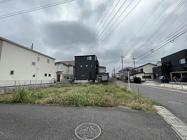 落ち着いた住環境が広がる街並みに溶け込むゆとりある敷地です
