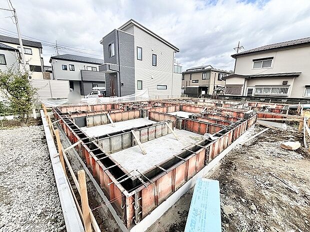 これからの新しい暮らしの礎となる、丁寧につくり上げられていく安心感のある敷地風景