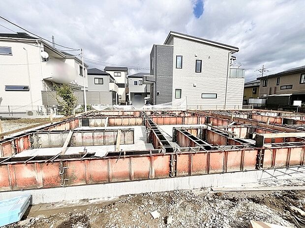 着工を迎え新しい物語の始まりを感じさせる整えられた敷地風景