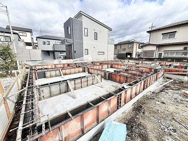 住まいの土台となる基礎工事が進み、新しい暮らしの形が描き出される期待感高まる風景。