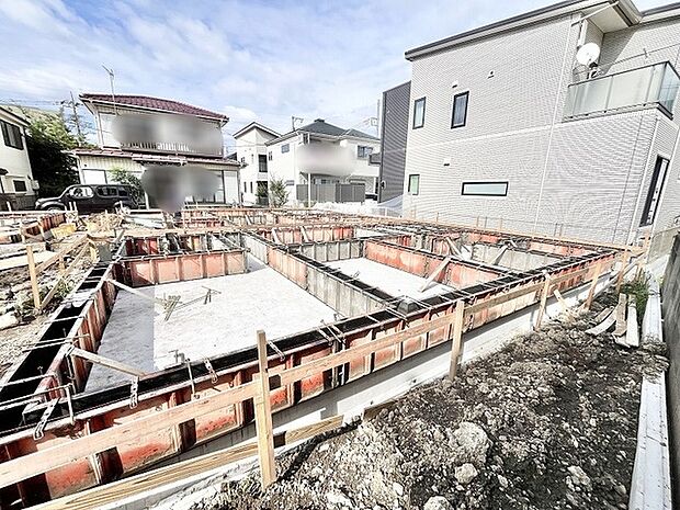 静かな空気が漂う整えられた敷地に新しい暮らしの基盤がしっかりと築かれていく