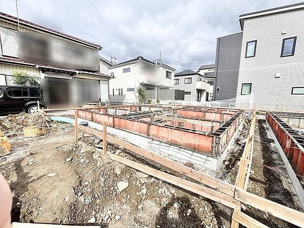 静かな住宅街に佇む敷地の一角で新しい暮らしの基盤が着実に形作られています