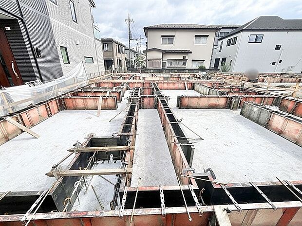 確かな施工品質と丁寧な工程が伺える整えられた敷地から始まる新しい暮らしの予感