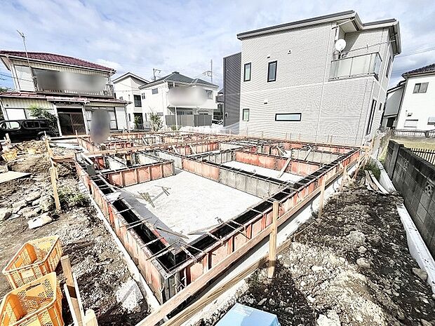 新しい暮らしへの期待が高まる、確かな構造と広がりを感じさせる敷地風景。