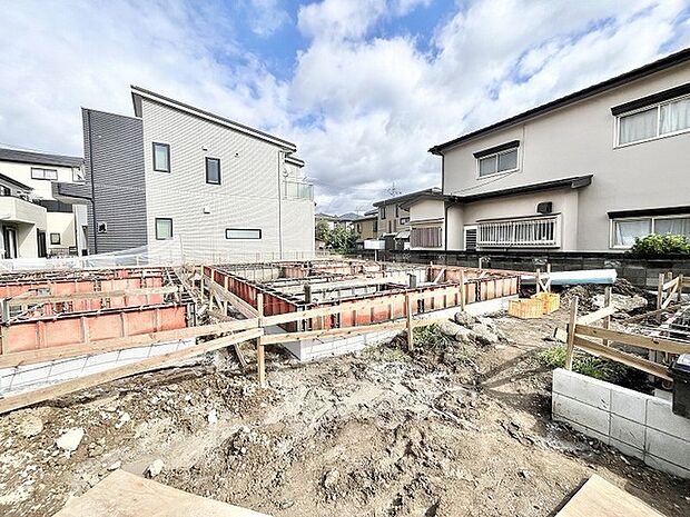 広々とした空の下で新たな暮らしの基盤が形作られていく穏やかな敷地風景