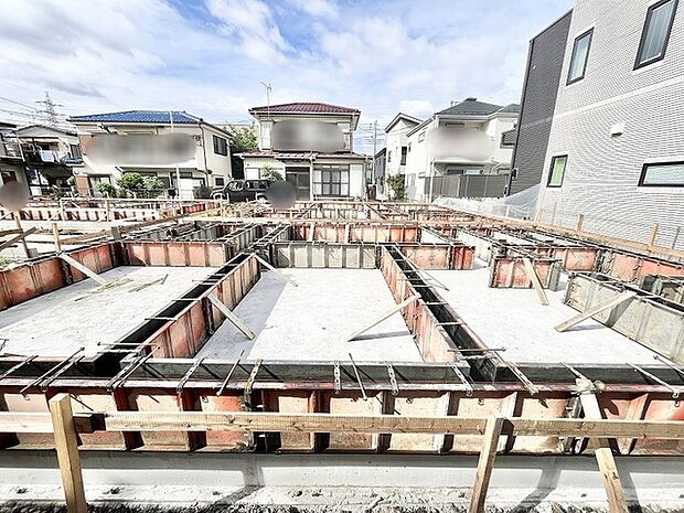 住まいの土台となる基礎工事が着々と進み、これから描かれる新しい暮らしへの期待が高まる空間です。