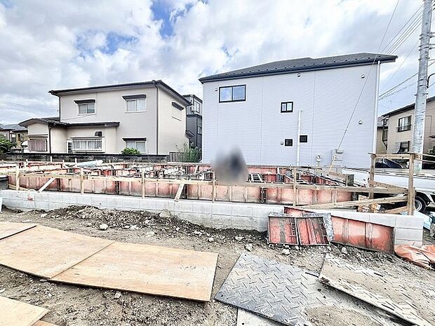 青空の下で新しい暮らしの形を描き出す、静かで穏やかな時間が流れる敷地です。