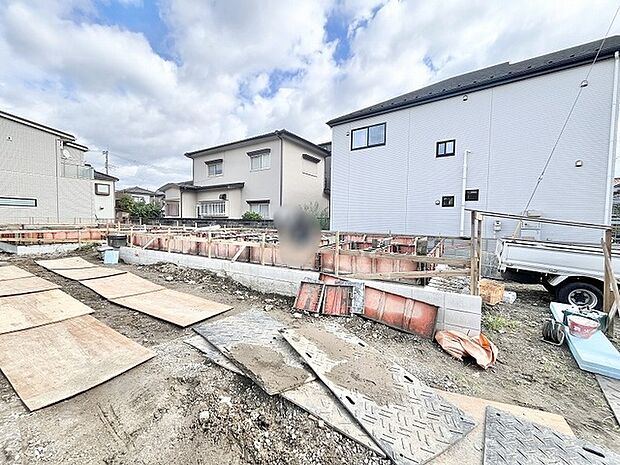 新しい暮らしの基盤が形作られていく、安心感のある落ち着いた敷地風景。