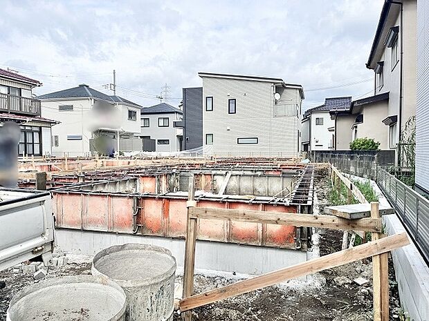 新しい暮らしの基盤となる丁寧な施工が進む安心感のある敷地風景