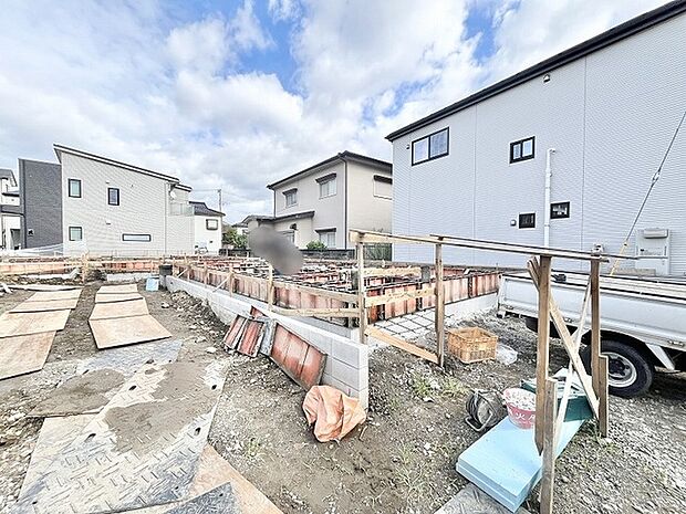青空が広がる開放的な環境の中で新しい暮らしのカタチが着実にカタチ作られていく心地よい風景