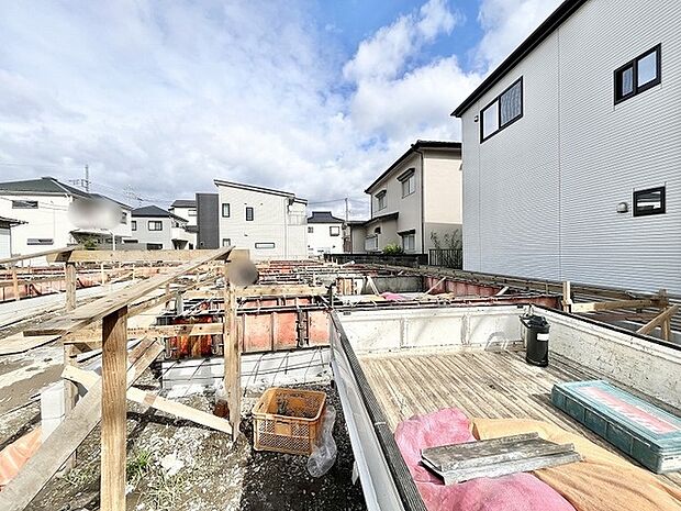 開放的な空の下で新しい暮らしの基盤が形作られていく落ち着いた街並みの一角