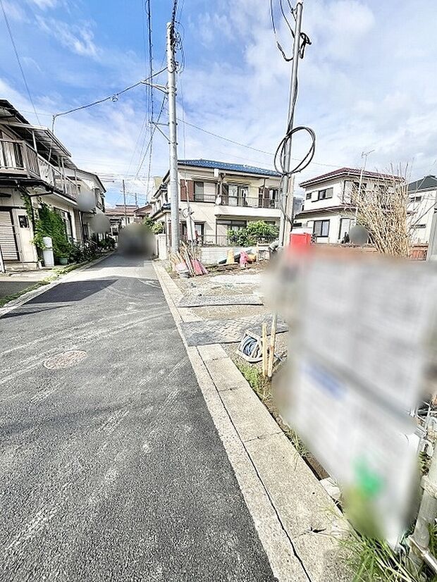 穏やかな空気が流れる閑静な住宅街に佇み、日々の暮らしをしずかに見守る落ち着いた住環境が広がります。