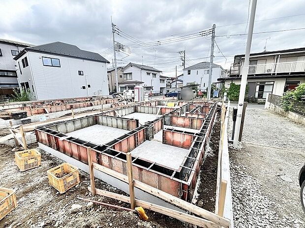 これからの新しい暮らしの土台となる安心感を実感できる丁寧な施工が進む風景