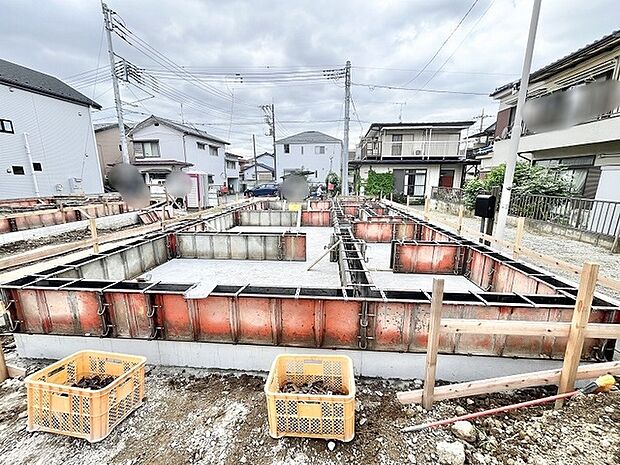 新しい暮らしの礎となる丁寧な施工が進む、穏やかな街並みに馴染む敷地風景