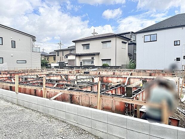 青空の下に広がる開放的な敷地で、新しい暮らしの基盤がしっかりと築かれています
