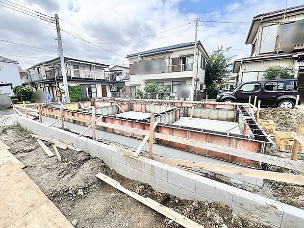 確かな基礎工事が進められこれからの暮らしの形を描くことができる安心感に満ちた敷地です