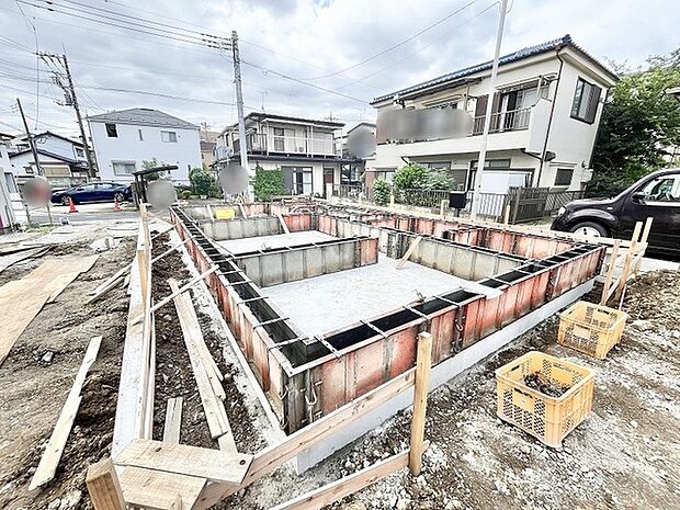 確かな造りが形づくる、新しい暮らしの基盤となる安心感のある敷地風景