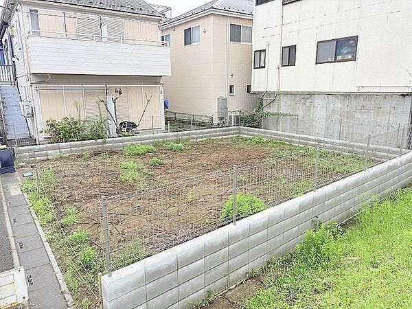 周辺環境が整った落ち着いた住宅街に佇む、自由な発想で理想の空間を描ける敷地です。