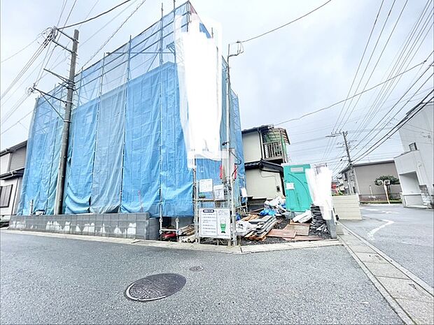完成へと向かう丁寧な施工が進む、穏やかな街並みに馴染む佇まい。