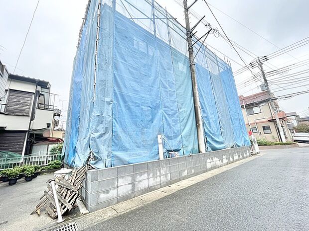 周囲の街並みに溶け込みながら、新しい姿へと生まれ変わる静かな時間を感じさせる佇まい。