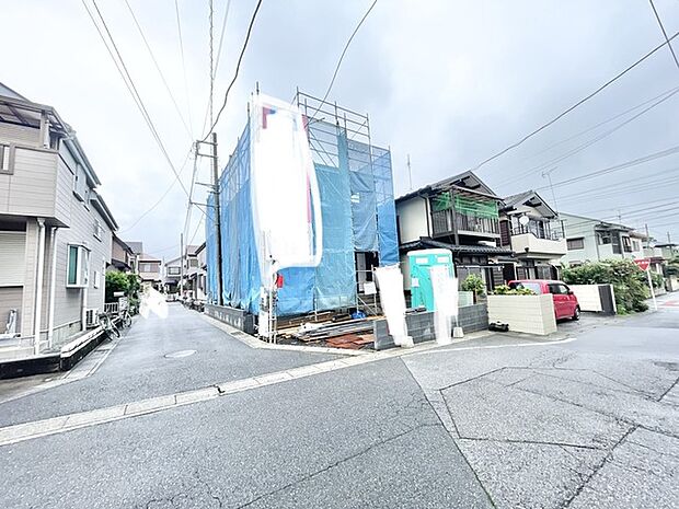 落ち着いた住宅街に溶け込む、これからの新しい暮らしへの期待が高まる風景。
