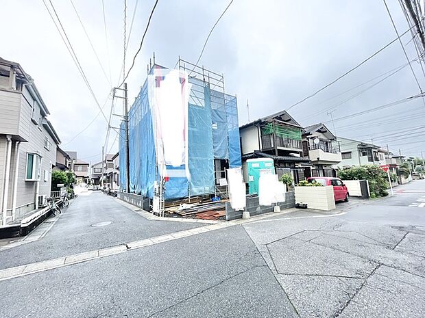 落ち着いた住環境に新しい物語が紡がれる、静かで穏やかな街並みに佇む現地周辺の風景です。