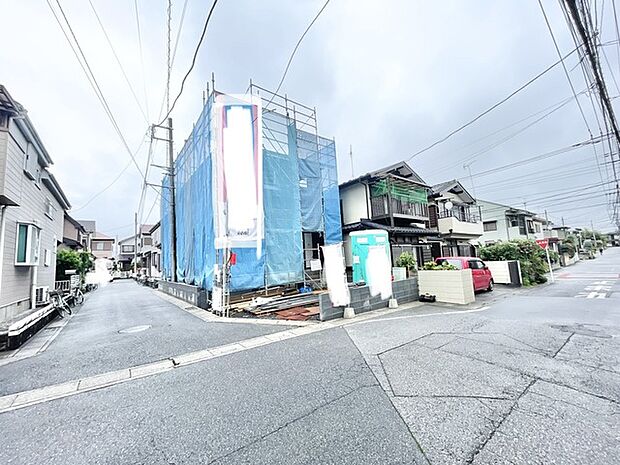 落ち着いた住宅街に佇む、これからの新しい暮らしへの期待が高まる建設中の風景です。