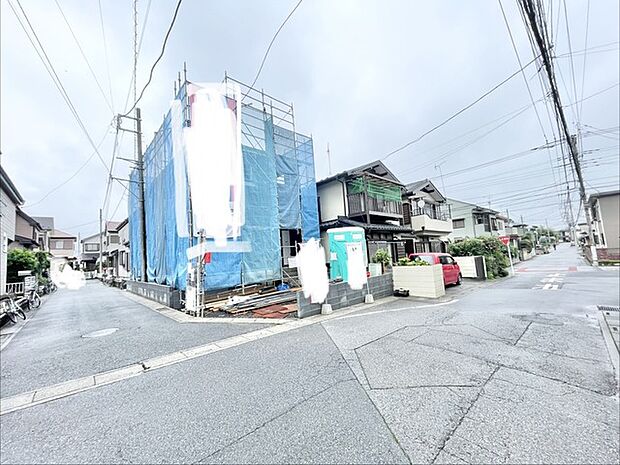 落ち着いた住宅街に面し、新しい暮らしへの期待が高まる穏やかなロケーションです。